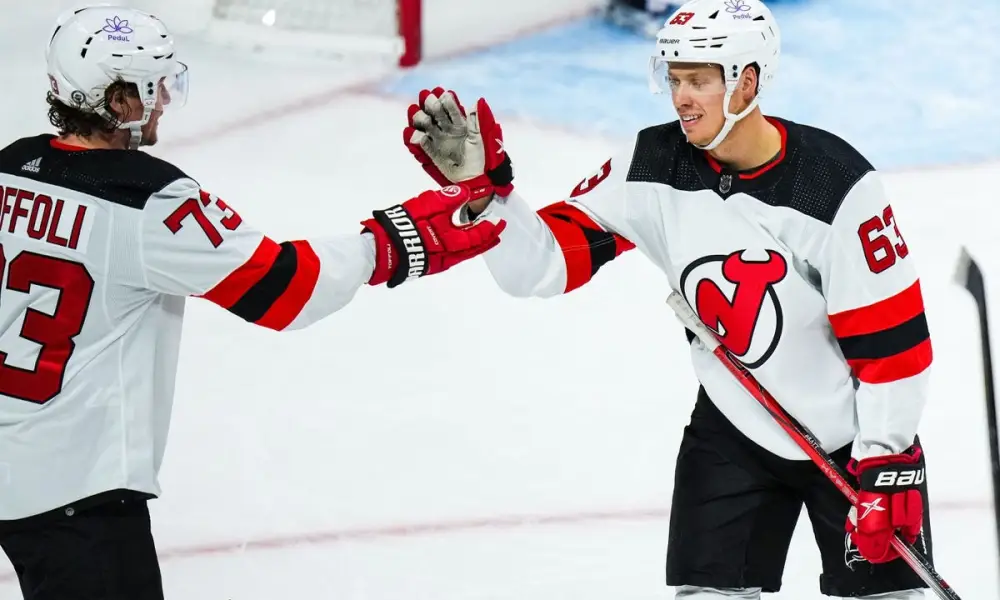Tyller Toffoli a Jesper Bratt oslavují vstřelenou branku